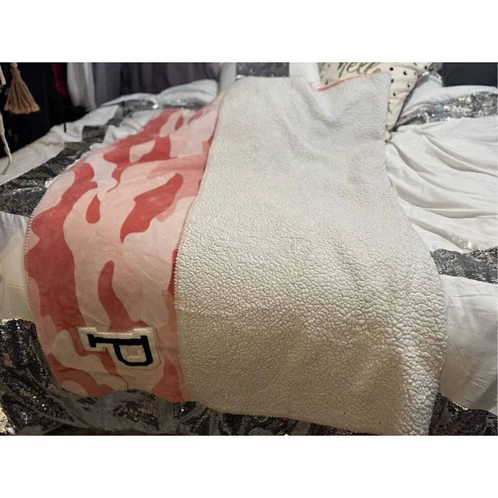 VS PINK camo camouflage Sherpa teddy fur throw BLANKET guc